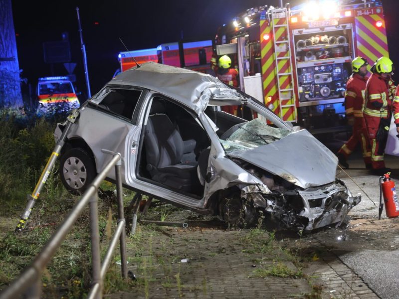 Dieser VW Polo landete am frühen Morgen in Salzgitter auf einem Geländer.