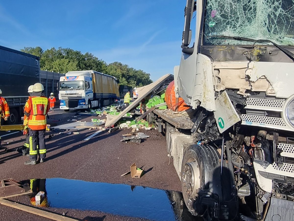 Auf der Autobahn A2 in Fahrtrichtung Berlin kollidierten bei einem Verkehrsunfall zwei Lkw.