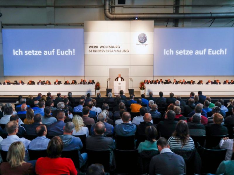 Wenn am Dienstag Betriebsversammlung bei VW ist, lässt der Konzern in Wolfsburg die Hüllen fallen. Die Mitarbeiter erwartet eine Weltpremiere!