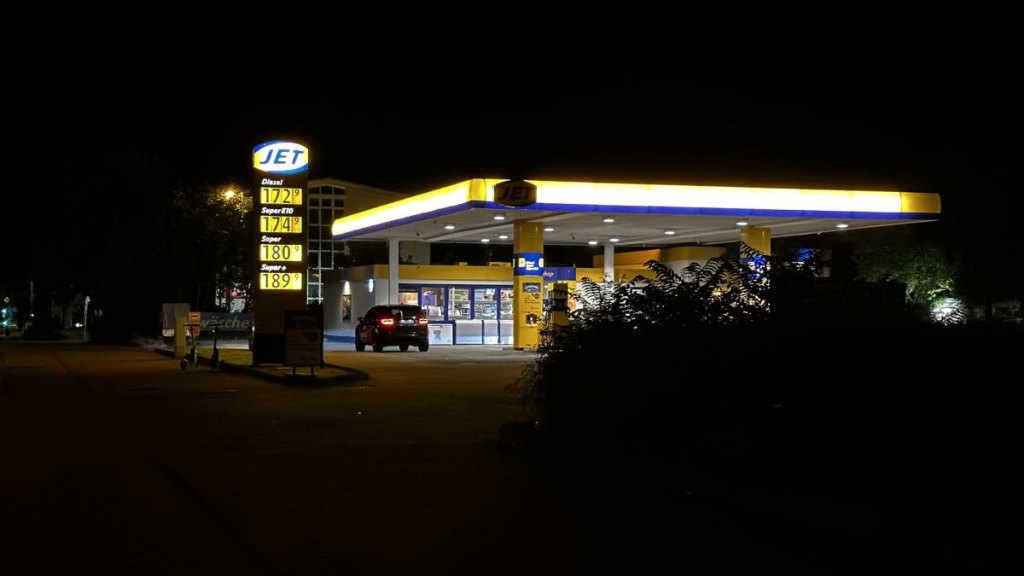 An dieser Tankstelle im Braunschweiger Norden haben die beiden Freunde die Frau gefunden. 