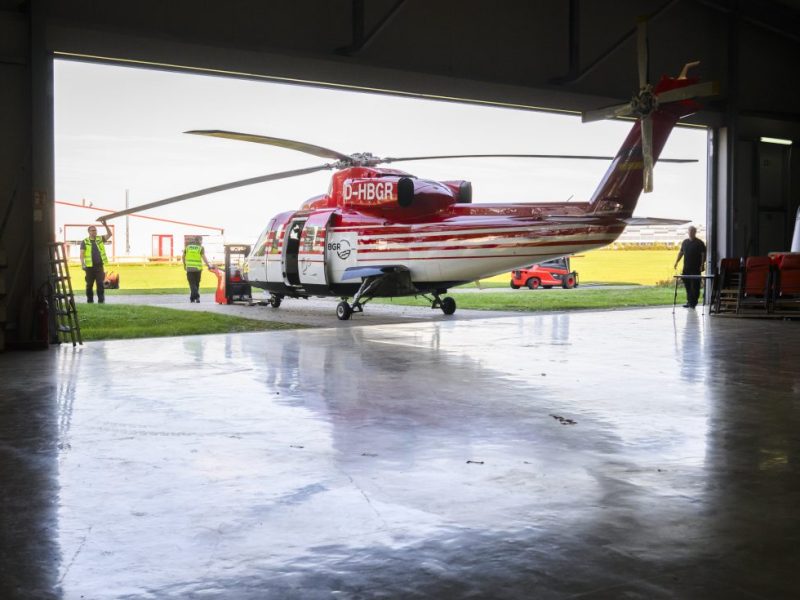 Ein Hubschrauber der Bundesanstalt für Geowissenschaften und Rohstoffe BGR wird am Flugplatz Hildesheim aus dem Hangar geschoben. Anhand einer neuen Messmethode wollen Forscher aus der Luft herausfinden, ob im Harz noch Stoffe im Boden lagern, die den Abbau lohnen. Die Forschungsflüge finden im Rahmen des vom Bundesministerium für Bildung und Forschung geförderten Projektes DESMEX-Real statt.