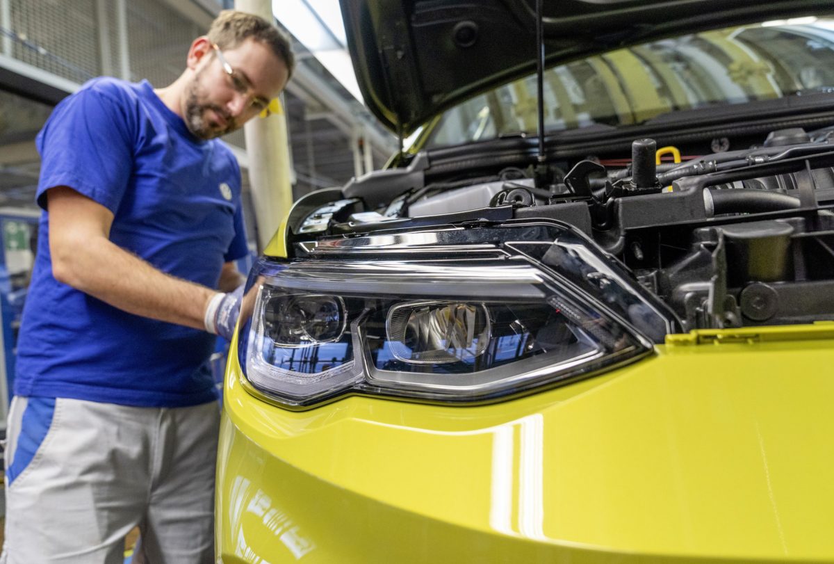 VW meldet kleine Erfolgsmeldungen. Zwar muss der Konzern Schichten streichen, allerdings nicht so viele wie zunächst befürchtet.