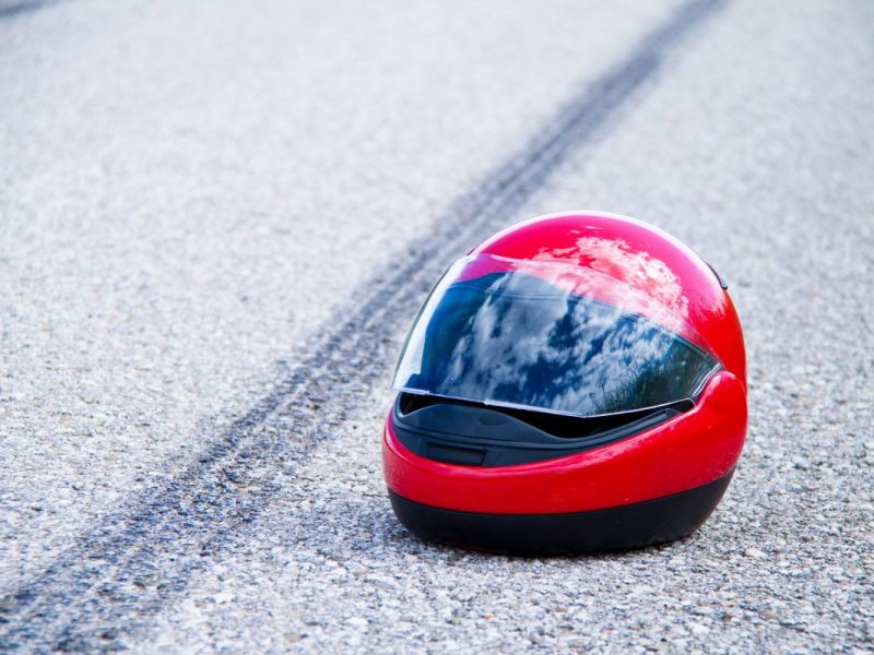 Motorradhelm liegt auf der Straße