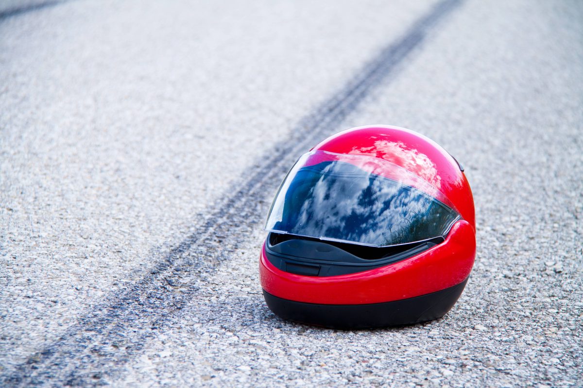 Motorradhelm liegt auf der Straße