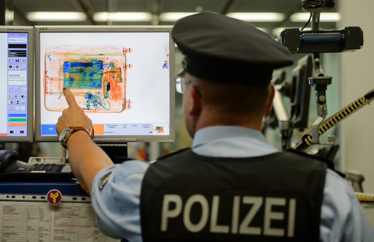 Die Bundespolizei am Flughafen Hannover hat einen arbeitsreichen Abend hinter sich. Vor allem die Jacke eines Mannes sorgte für Aufregung.