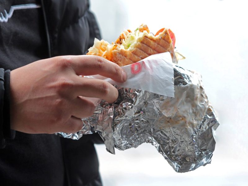 Auf der Suche nach einem Döner in Peine hat ein Mann einen Unfall gebaut. Und das war erst der Anfang.