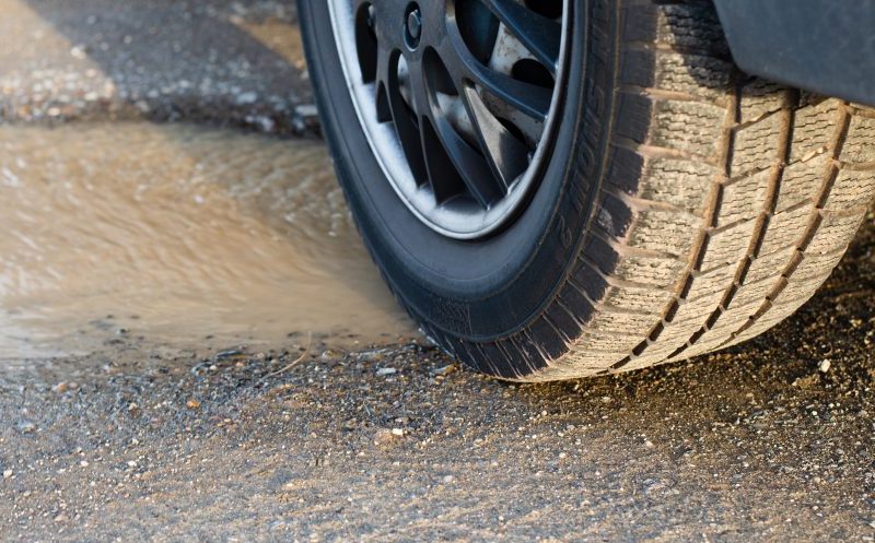 Starker Regen und ein zu hohes Tempo sind einem Autofahrer im Kreis Gifhorn zum Verhängnis geworden. (Symbolbild)