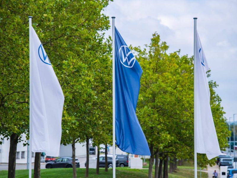Fahnen mit VW-Logo