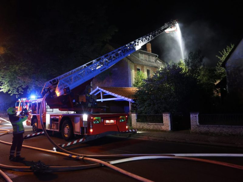 Auch eine Drehleiter war im Einsatz.