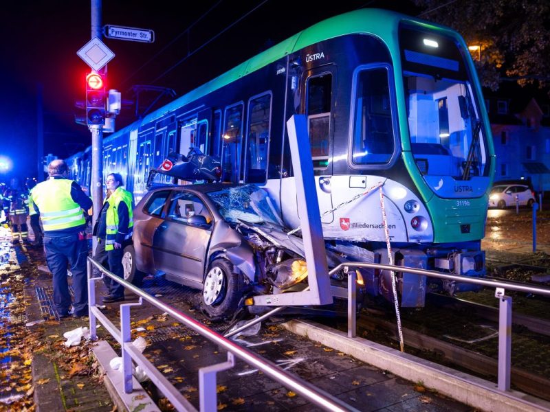 In Hannover kam es zu einem schrecklichen Verkehrsunfall zwischen einer Stadtbahn und einem PKW. Ein Mann wurde schwer verletzt.