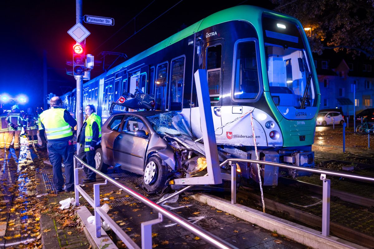 In Hannover kam es zu einem schrecklichen Verkehrsunfall zwischen einer Stadtbahn und einem PKW. Ein Mann wurde schwer verletzt.