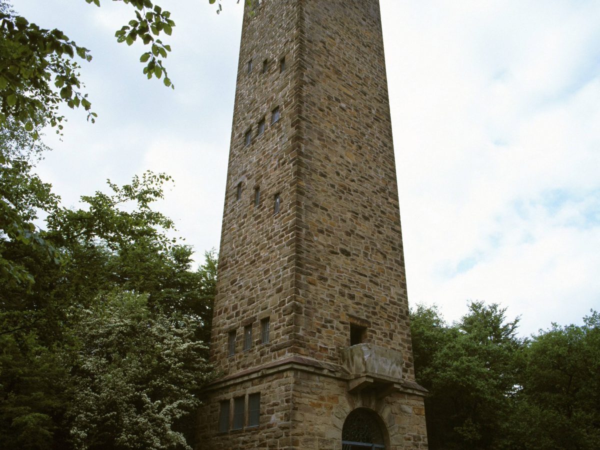 Eine entspannte Wanderung zum Sollingturm beim Harz nahm eine schockierende Wendung. Die Wanderer sitzen fest. Lies hier mehr dazu.