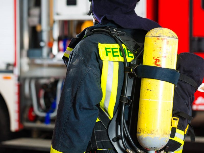Nach einem Brand in einem Wohnhaus in Wolfsburg muss ein Mann um sein leben kämpfen. Auch einer Frau geht es alles andere als gut....