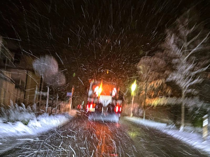 Mit dem Wetter-Wechsel in Niedersachsen wird es zunehmend auch auf den Straßen gefährlicher. Daher mahnt und warnt die Polizei.