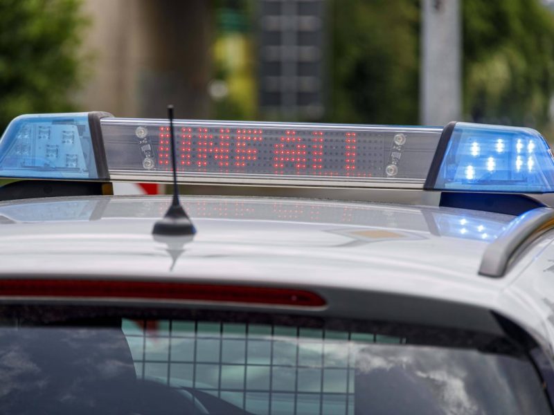 In Salzgitter hat eine Autofahrerin einem Motorradfahrer die Vorfahrt genommen. Mit schweren Folgen.