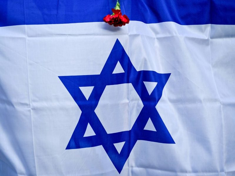 Schlimme Szene in Braunschweig: Vier junge Männer haben eine Israel-Fahne vom Mast gerissen und mutmaßlich weggeworfen haben.