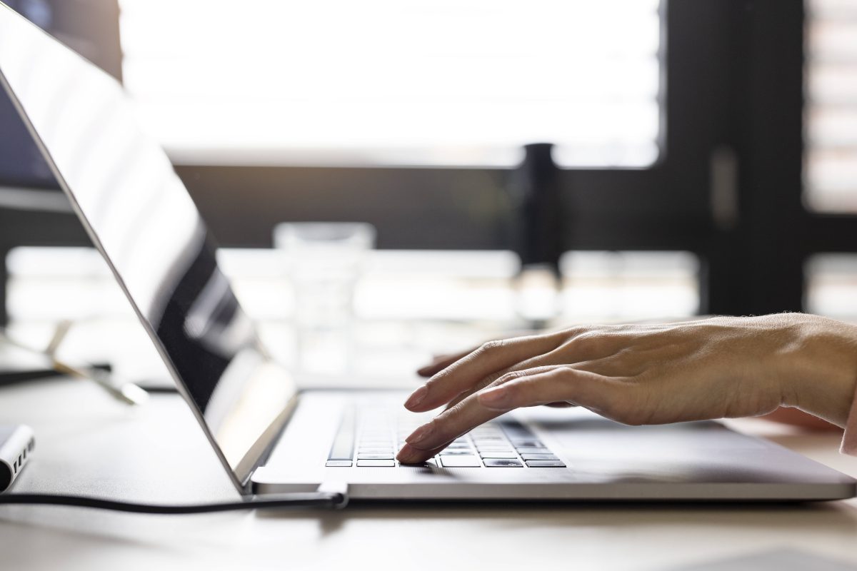 Kreis Peine Frau arbeitet am Laptop