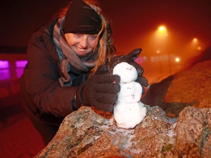 Tina aus Braunschweig baut einen kleinen Schneemann auf dem Brocken. Das Wetter brachte erste Schneeflocken auf den höchsten Harzgipfel, so dass die Fahrgäste der Harzer Schmalspurbahnen vor ihrer Rückfahrt nach einer einer Musical-Vorstellung, einen ersten Schneemann bauen konnten.