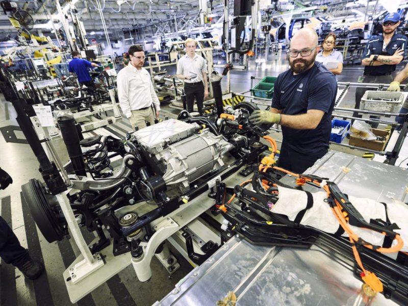 VW fährt eigentlich einen Sparkurs. Doch einige Mitarbeiter dürfen sich dennoch über ein Lohnplus freuen!