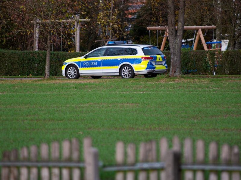 Auf einem Spielplatz im Nordwesten Braunschweig hat es offenbar eine brutale Attacke gegeben. Ein Mann wurde zum Opfer. Zufällig?