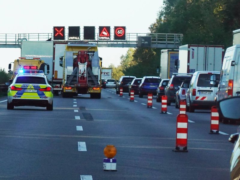 A2 in Niedersachsen: Schwerer Unfall!  Frau schleudert aus Wohnmobil – vier Verletzte