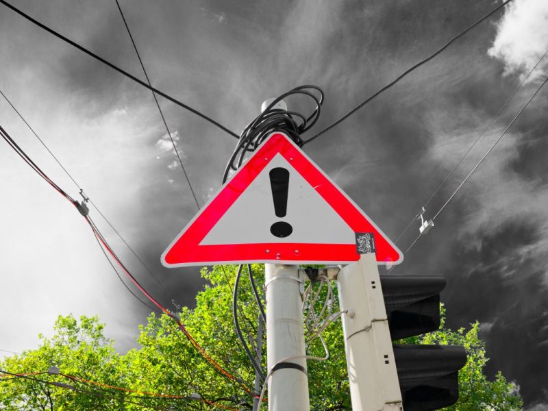 Warnschild im Sturm