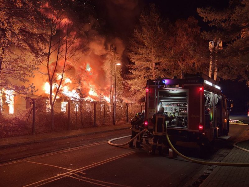 In einem ehemaligen Jugenddorf in Celle ist in der Nacht zum Freitag ein größeres Feuer ausgebrochen.