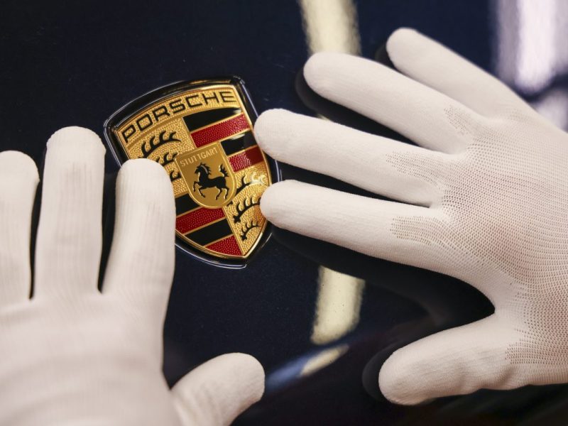 Porsche zieht einen Verbrenner aus dem Verkehr – zumindest in der EU. Für welches Modell der VW-Tochter bald Schluss ist, liest du hier.