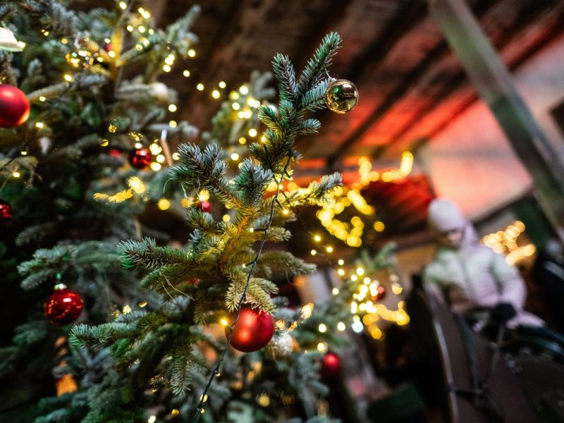 Geschmückter Weihnachtsbaum auf dem Weihnachtsmarkt