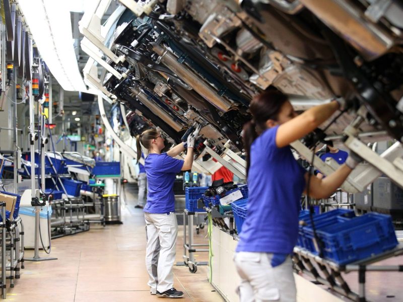 Mitarbeiter im VW-Werk in Wolfsburg