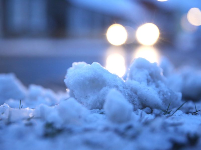Schnee an der Straße