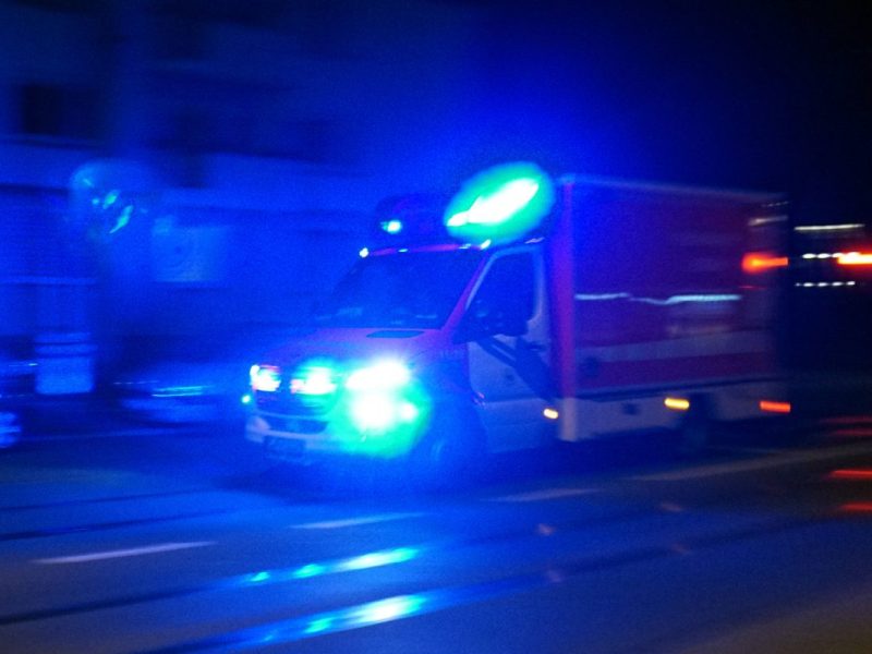 Nach dem Brand eines Adventsgestecks schwebt eine 82 Jahre alte Frau aus Peine in Lebensgefahr.