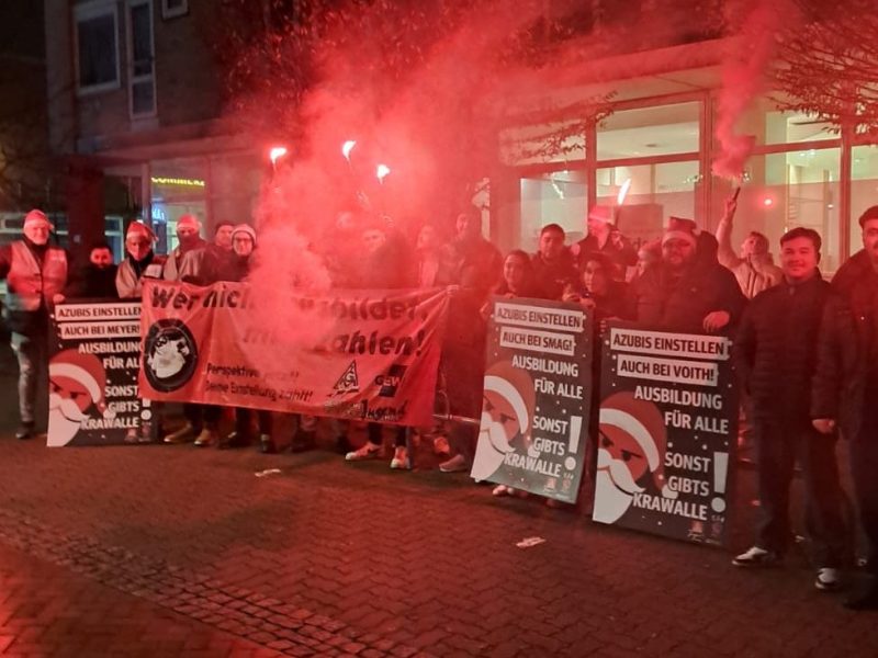 Mit Bannern, Sprechchören und Bengalo-Feuer machte am Mittwochabend eine Spontankundgebung von Nikoläusen in Salzgitter-Lebenstedt auf das Problem von fehlenden Ausbildungsplätzen aufmerksam.