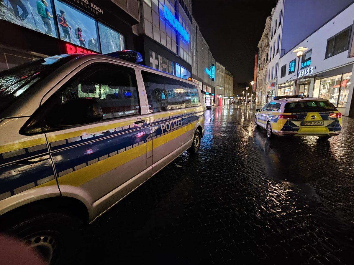 Die Braunschweiger Polizei war am Samstagabend mit mehreren Einsatzkräften in der Innenstadt im Einsatz.