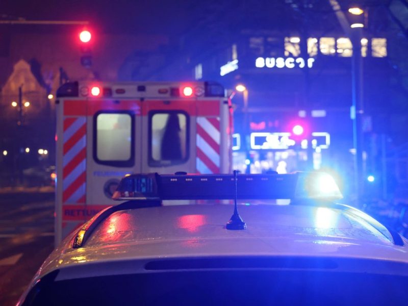 Der 26-Jährige wurde durch die Angriffe am Arm verletzt und erlitt einen erheblichen Blutverlust.