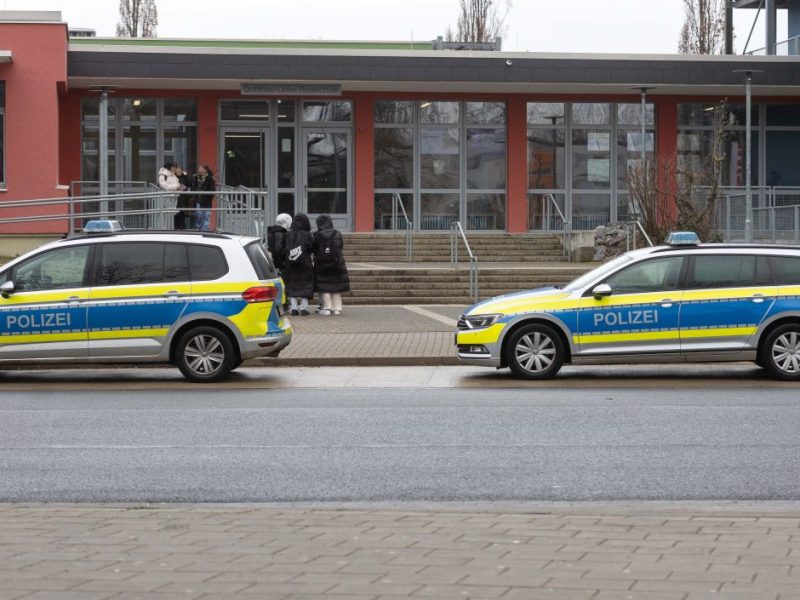 In Salzgitter soll ein Schüler mit einem Messer gedroht haben. Aber die Polizei widerspricht der Darstellung.