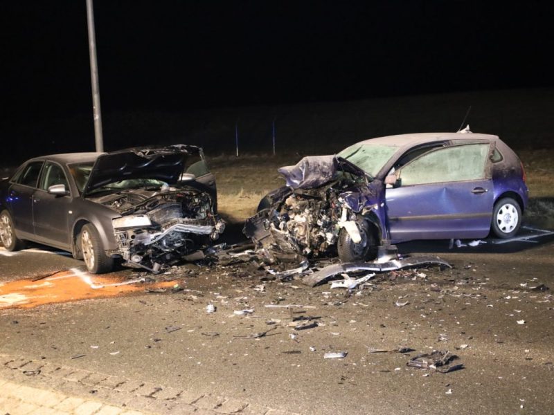 Das Foto zeigt, wie heftig der Aufprall der beiden Autos in Salzgitter war.