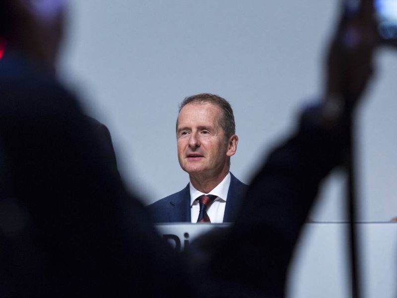 Der frühere VW-Vorstandschef Herbert Diess soll am Dienstag vor Gericht zur Dieselaffäre des Wolfsburger Autobauers aussagen.