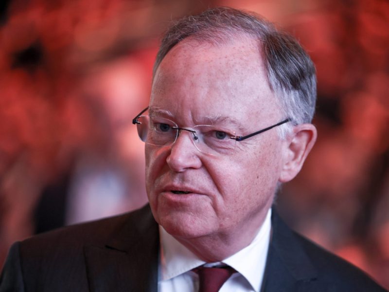 In seiner Neujahrsansprache würdigt Niedersachsen Ministerpräsident Stephan Weil (SPD) die Leistung der Hilfskräfte während des Hochwassers. Gleichzeitig wirbt er für mehr gesellschaftlichen Zusammenhalt.