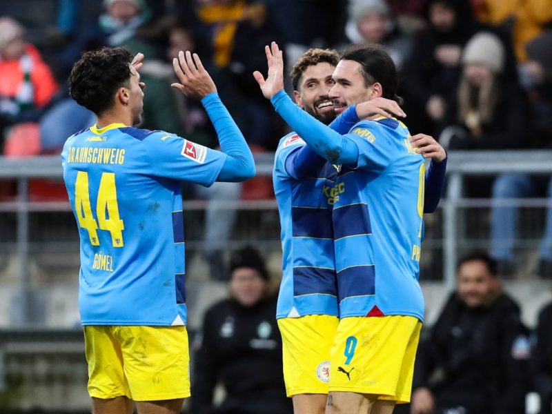 Großer Jubel bei Eintracht Braunschweig.
