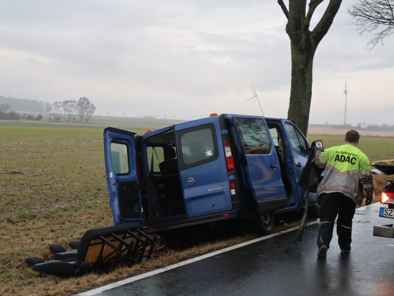 Dieser vollbesetzte Transporter war am Morgen auf dem Weg in Richtung Söhlde – bis dahin kam er aber nicht.