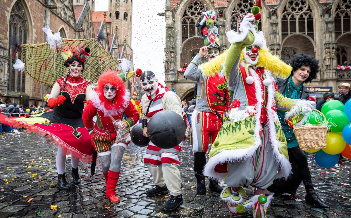 Karnevalisten nehmen am Karnevalsumzug «Schoduvel» teil.