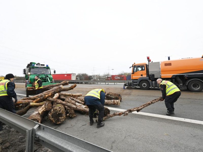 Wow. Das ist eine neue Dimension. Dutzende Bauern haben die A2 bei Braunschweig blockiert und für eine große Gefahr gesorgt.