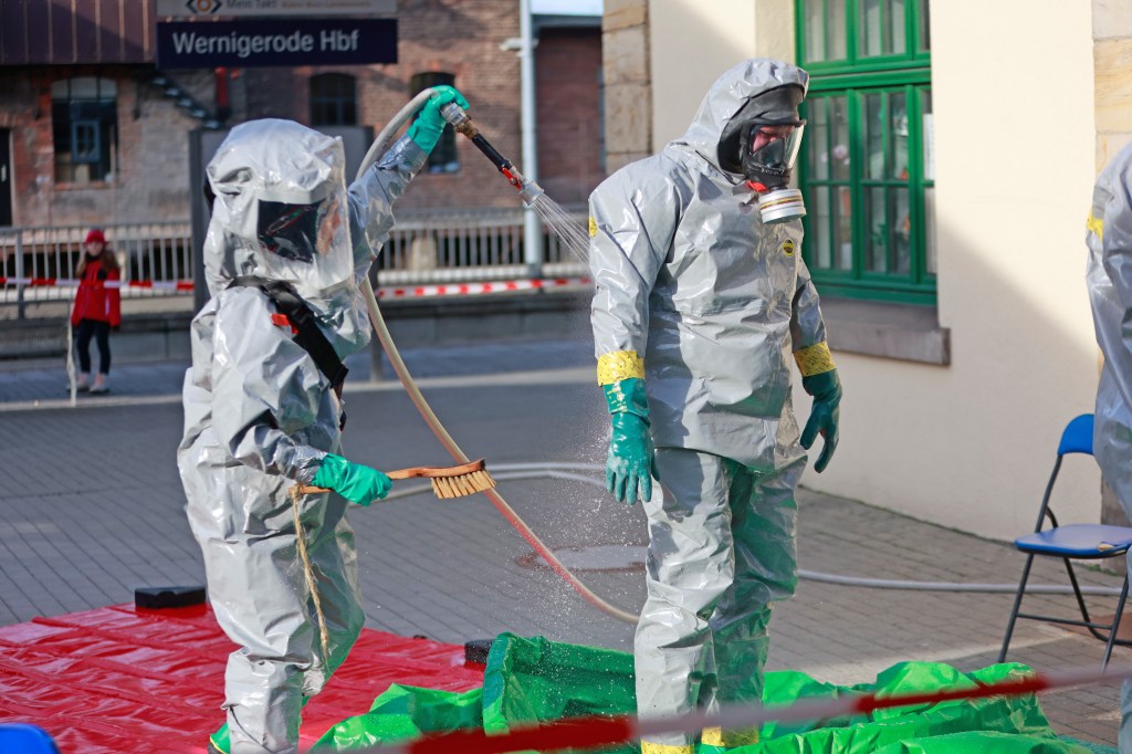 Einsatzkräfte der Feuerwehr im ABC-Schutzanzug