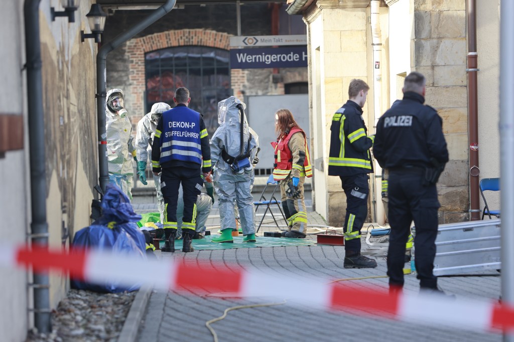 Einsatzkräfte der Feuerwehr im ABC-Schutzanzug