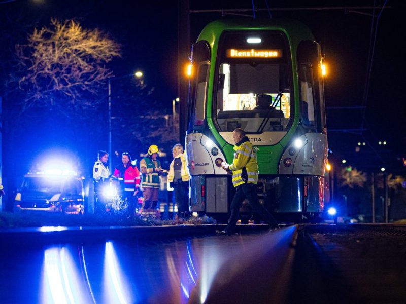 Eine Frau ist von der Stadtbahn erfasst und lebensgefährlich verletzt worden.