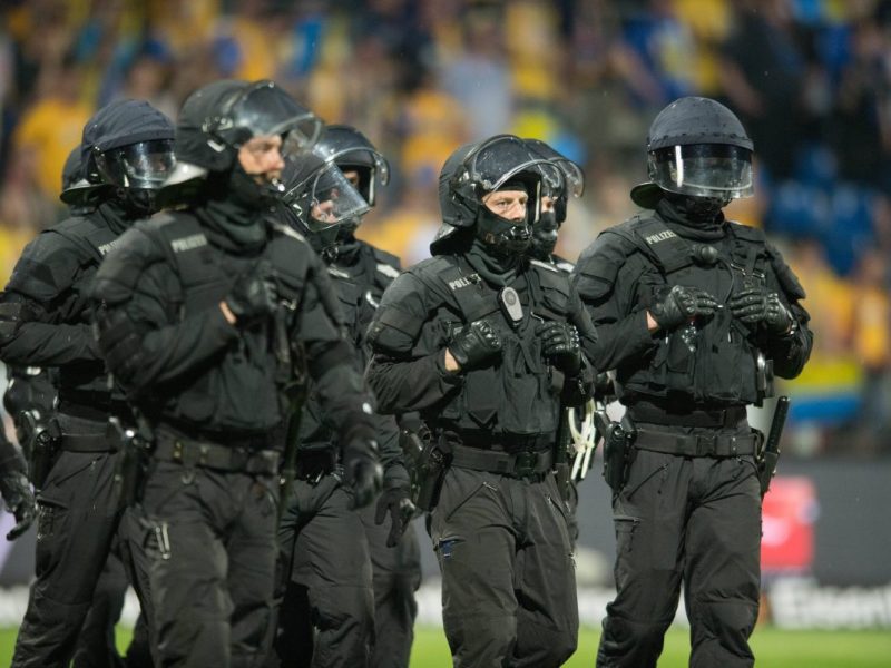Nach dem Zweitliga-Spiel zwischen Braunschweig und Hertha kommt es zu Ausschreitungen. Es gibt zahlreiche Verletzte - und sehr unterschiedliche Darstellungen von Polizei, Fans und Verein.