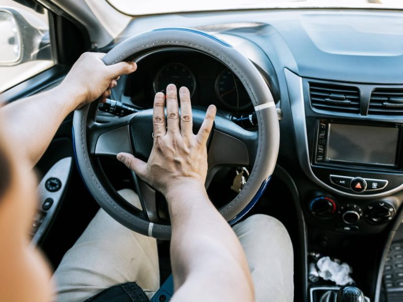 Ein Braunschweiger hatte ein unschönes Erlebnis beim Autofahren.