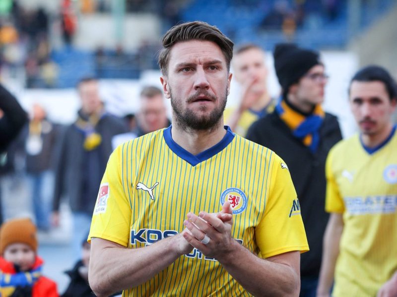 Ermin Bicakcic meckert nach der Niederlage von Eintracht Braunschweig.