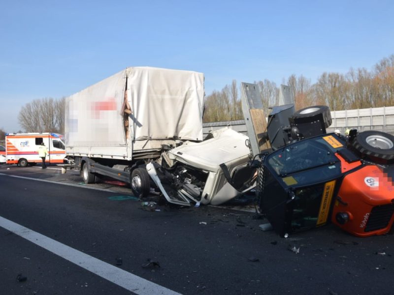 Ein Lkw-Fahrer wurde bei dem Unfall auf der A2 bei Braunschweig schwer verletzt.